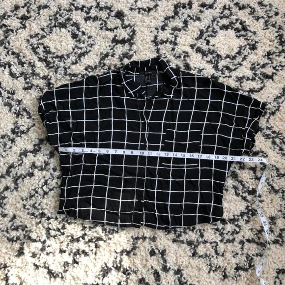 Black & white grid cropped button-up - Picture 3 of 4